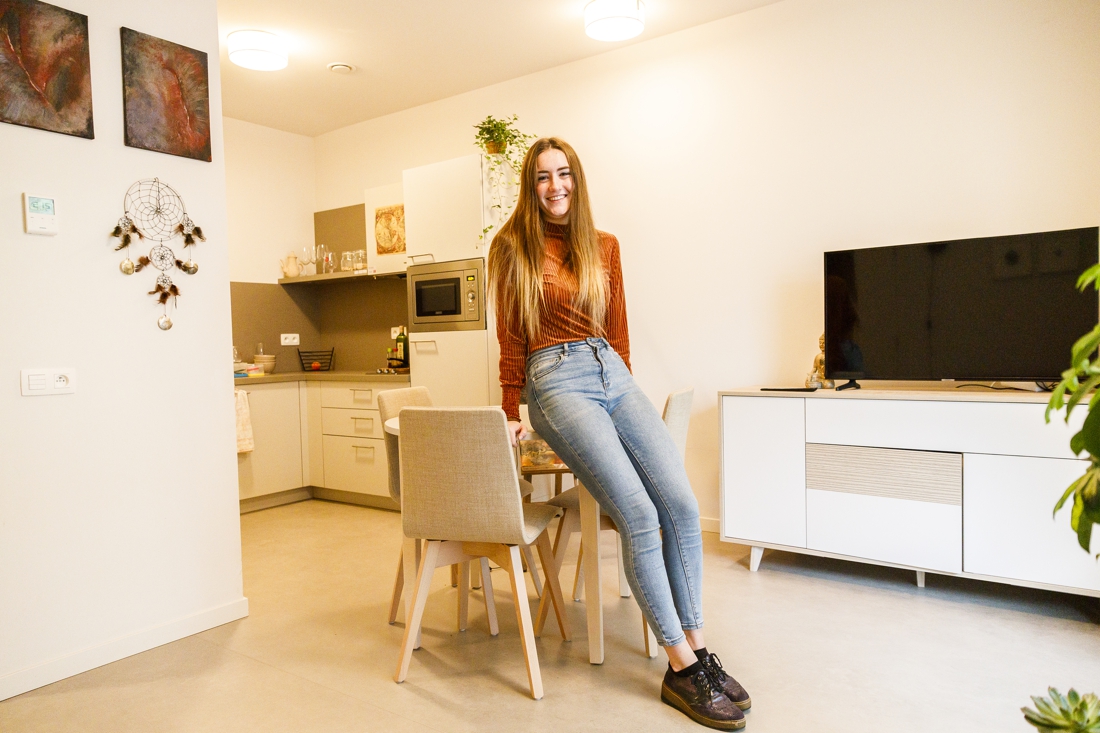 Steffie (21) verblijft gratis in luxueus woon-zorgcentrum in ruil voor klusjes en gezelschap: “Medestudenten zijn jaloers op het zwembad”