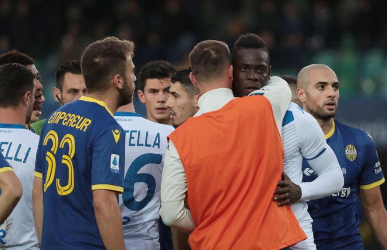Balotelli’s antwoord op racisme: spits knalt bal in tribune en wil van het veld, maar neemt wraak met heerlijke goal