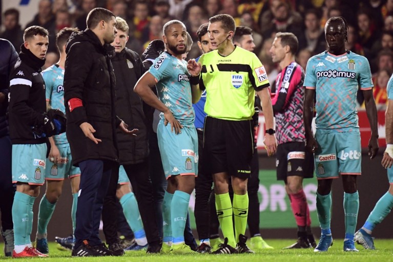 Ontroostbare Charleroi-speler klaagt racistische gedrag Malinwa-supporter aan, krijgt geel en is bijgevolg geschorst