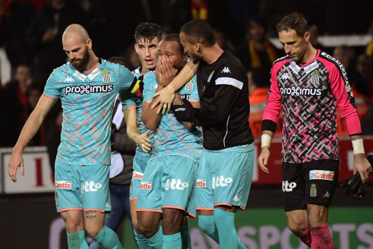 Ontroostbare Charleroi-speler klaagt racistische gedrag Malinwa-supporter aan, krijgt geel en is bijgevolg geschorst