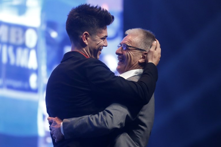 Ouders verrassen Van Aert op podium: “Vergeet niet waar hij vandaan komt”