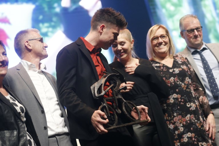 Ouders verrassen Van Aert op podium: “Vergeet niet waar hij vandaan komt”