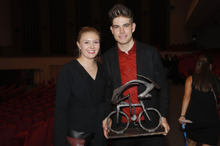 Ouders verrassen Van Aert op podium: “Vergeet niet waar hij vandaan komt”