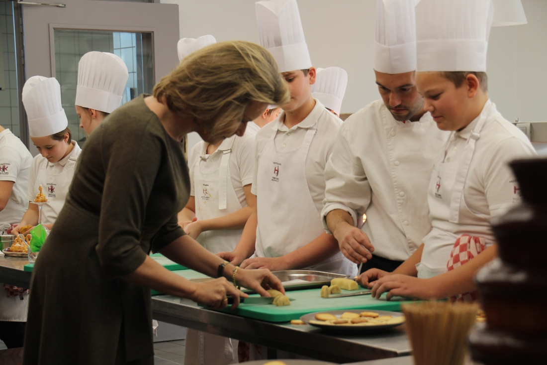 Koningin Mathilde op bezoek in Hotelschool Ter Duinen: “Ze is een echte keukenprinses”