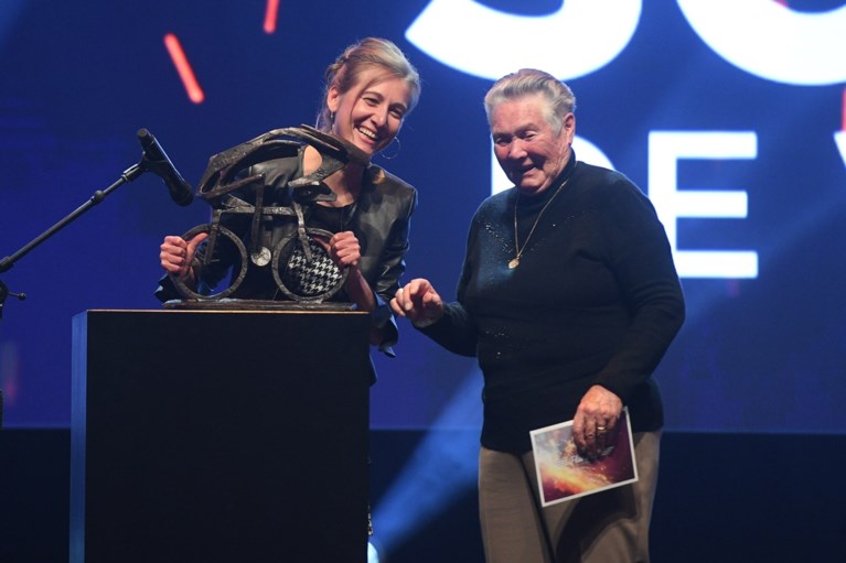 Wout van Aert klopt Remco Evenepoel met één punt en is Flandrien 2019, Sofie De Vuyst is Flandrienne