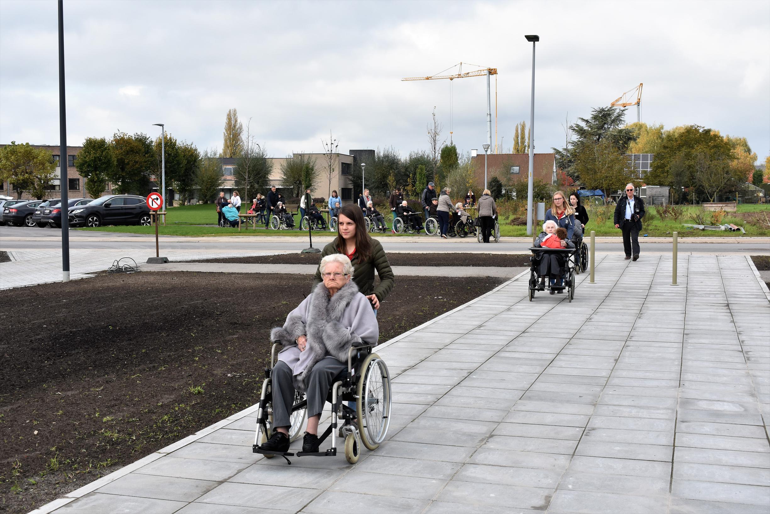 Met een stoet van rolstoelen verhuizen bewoners naar nieuw woonzorgcentrum