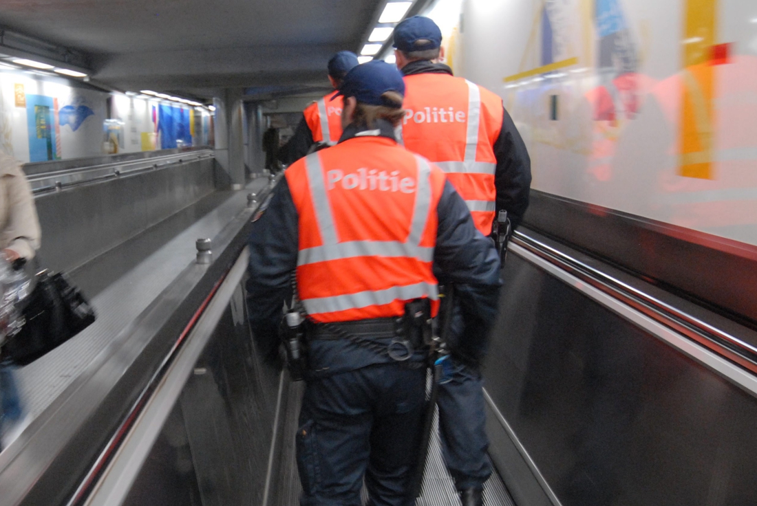 Ruzie loopt uit de hand: vrouw duwt reiziger op metrosporen in Brussel, parket opent onderzoek naar poging tot moord - Het Nieuwsblad