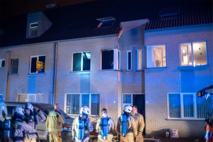 Hevige brand in appartement in Tessenderlo: politie vermoedt dat vuur aangestoken werd, ook twee wagens uitgebrand