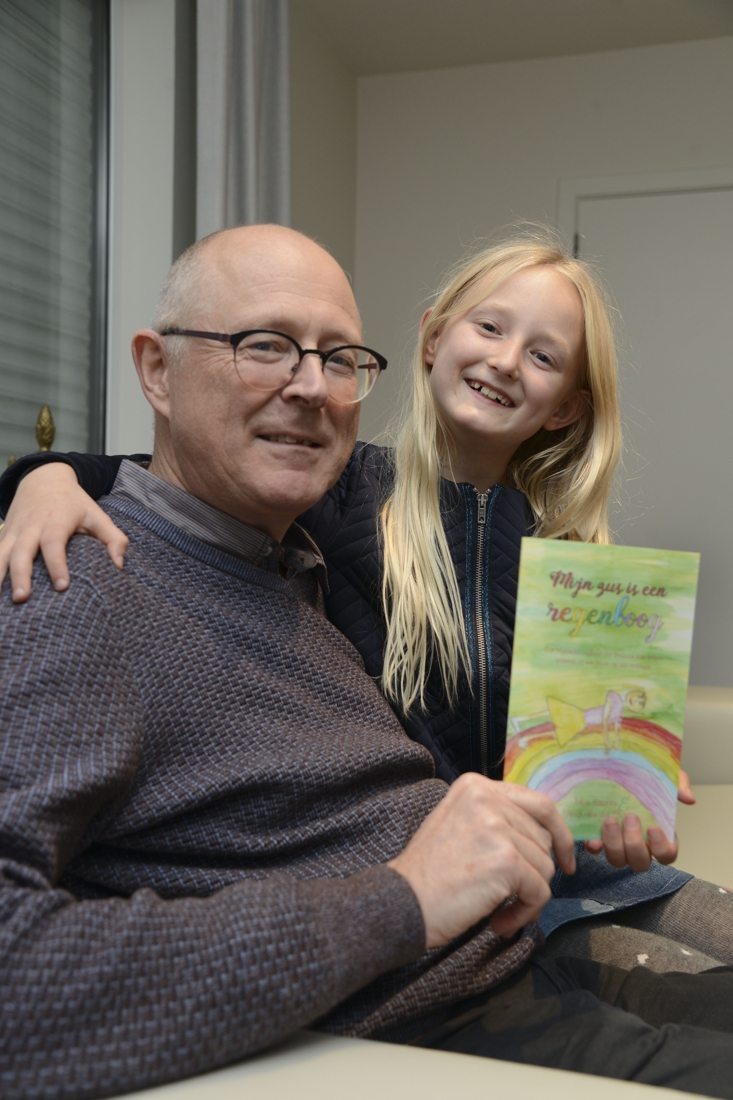 Johan schrijft samen met kleindochter Floor (8) uniek boek over stilgeboren Fien: “We hopen dat het kinderen kan helpen die een broertje of zusje verloren” - Het Nieuwsblad