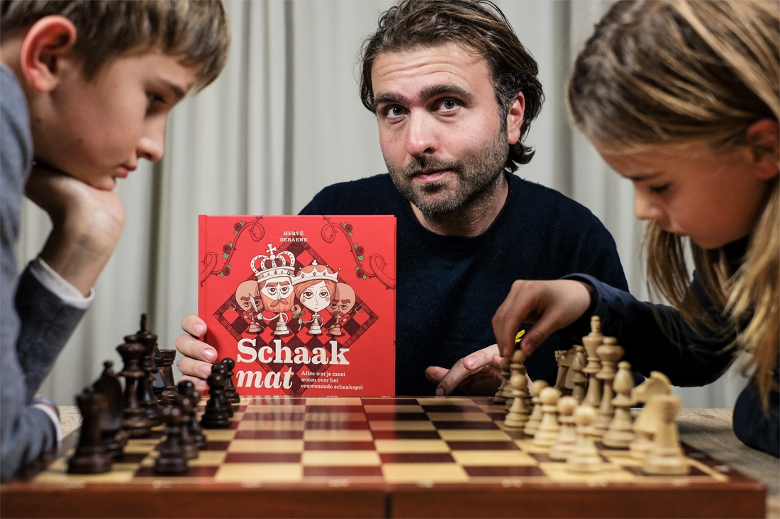 Hervé leert kinderen schaken met een streepje geschiedenis