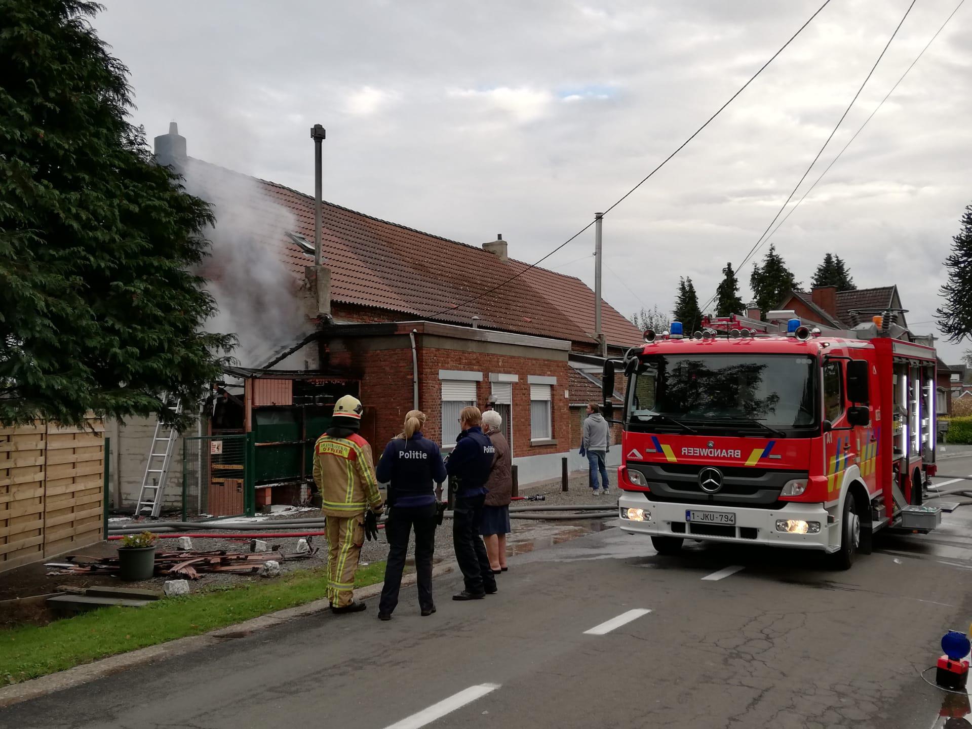 Huishoudtoestel vat vuur: garage brandt uit, maar niemand raakt gewond - Het Nieuwsblad