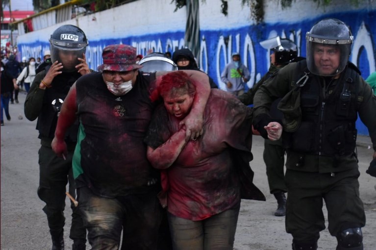 Betogers mishandelen burgemeester in Bolivia: haren afgeknipt, met verf overgoten, en blootsvoets door straat gesleurd