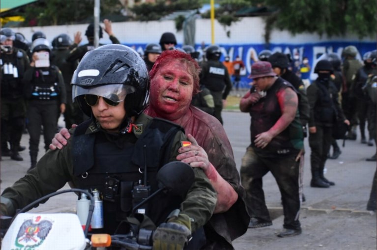 Betogers mishandelen burgemeester in Bolivia: haren afgeknipt, met verf overgoten, en blootsvoets door straat gesleurd