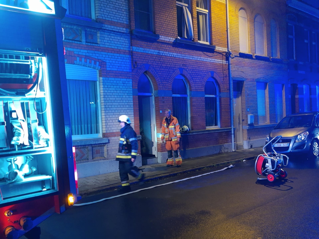 Vrouw vergeet potje op het vuur: alerte buren bellen brandweer en vermijden erger