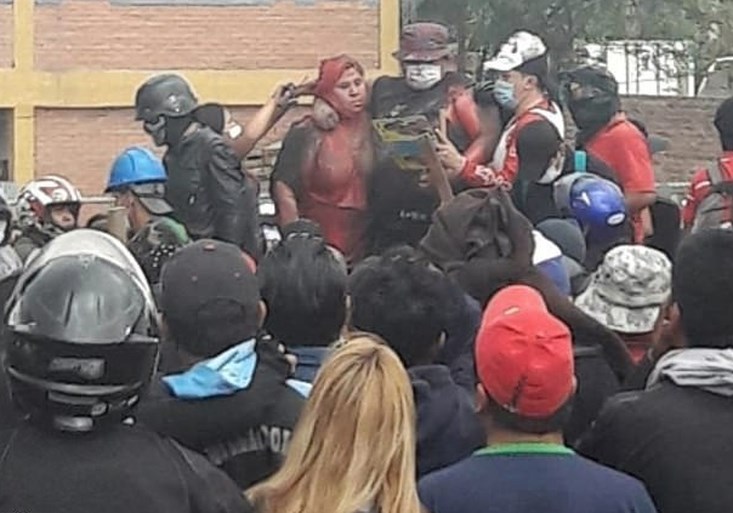 Betogers mishandelen burgemeester in Bolivia: haren afgeknipt, met verf overgoten, en blootsvoets door straat gesleurd
