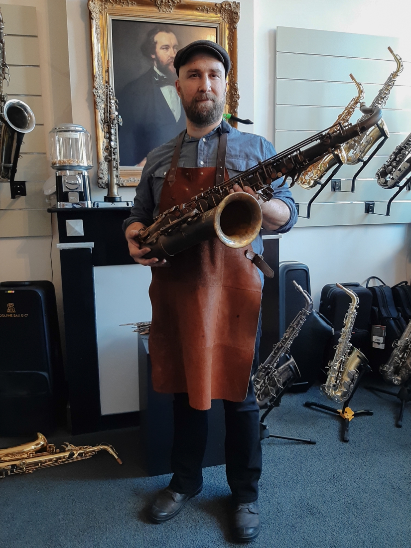 Karel bouwt saxofonen van obussen: “En ze klinken nog fantastisch ook”