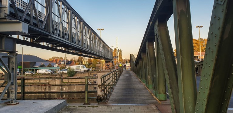 Versleten Meulestedebrug heeft tijdelijk broertje bij voor voetgangers en fietsers