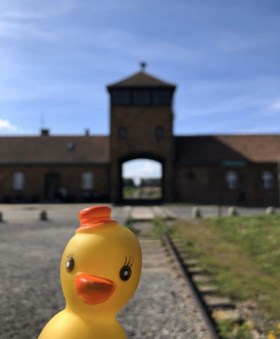 Foto van vrolijke badeend bij Auschwitz wordt blogger niet in dank afgenomen