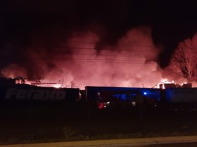 Zware brand legt grote loods van verpakkingsbedrijf helemaal in de as