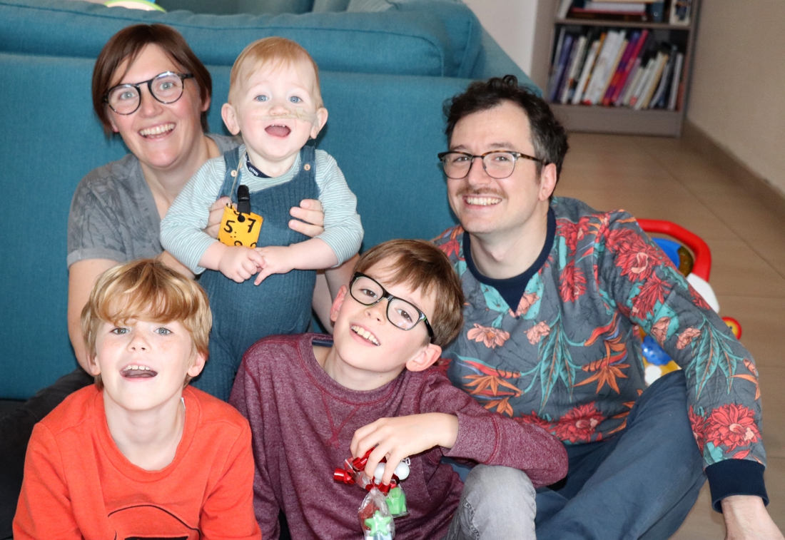 Korneel (10) en Jakob (8) verkopen zeep voor hun zieke broer: “Handen deden pijn van het wassen, maar Reinout moest weten dat we hem graag zien”