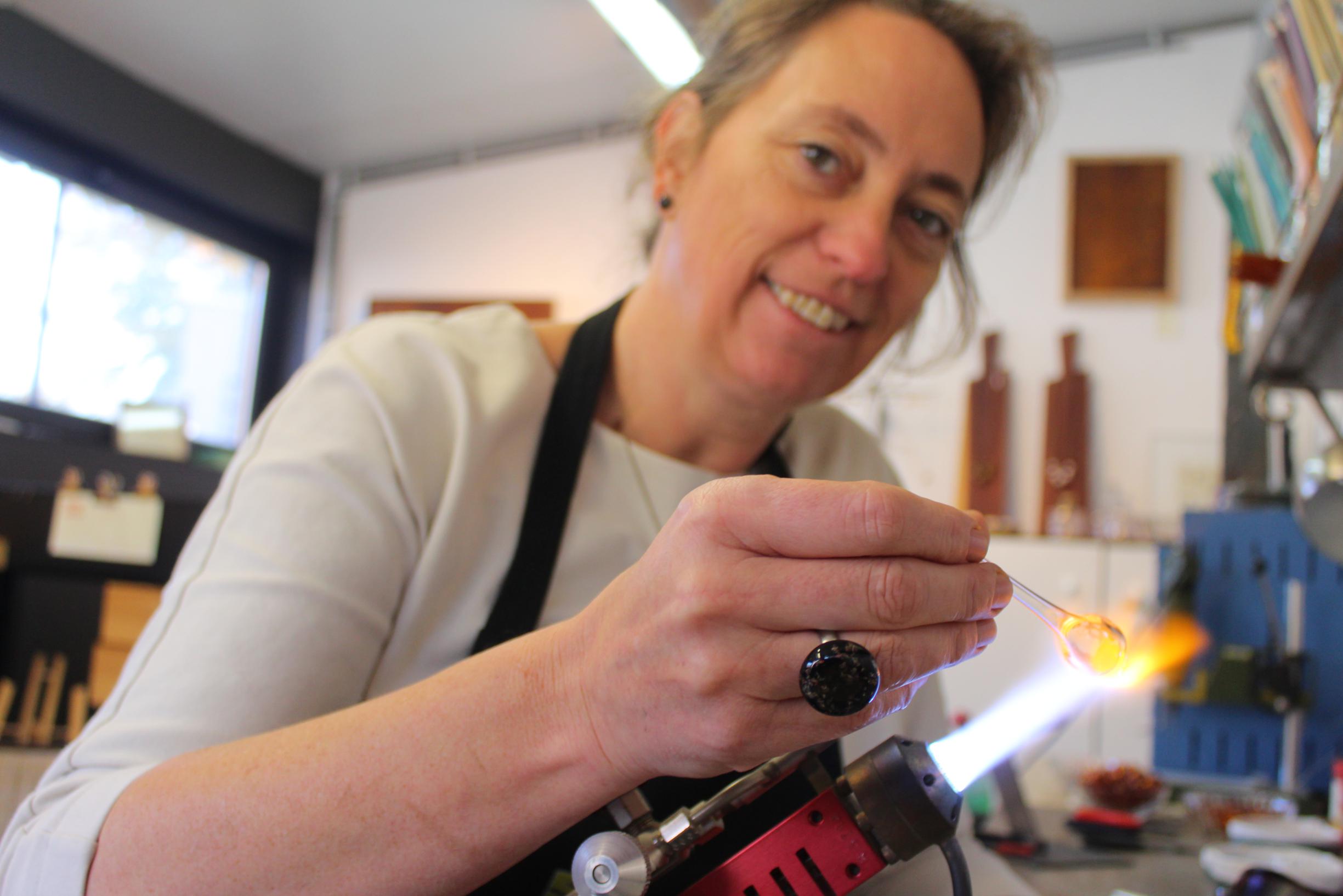 Kathleen stelt haar glasatelier en boetiek open (Zulte) - Het Nieuwsblad