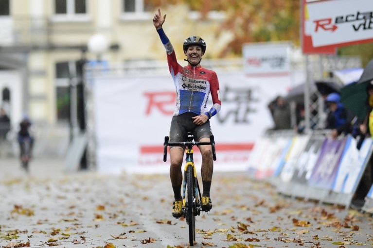 Mathieu van der Poel achterna: Lucinda Brand is meteen de sterkste in Niel bij comeback in het veld