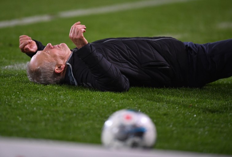 Match in Bundesliga ontaardt plots in vechtpartij: Frankfurt-aanvoerder beukt Freiburg-trainer tegen de grond