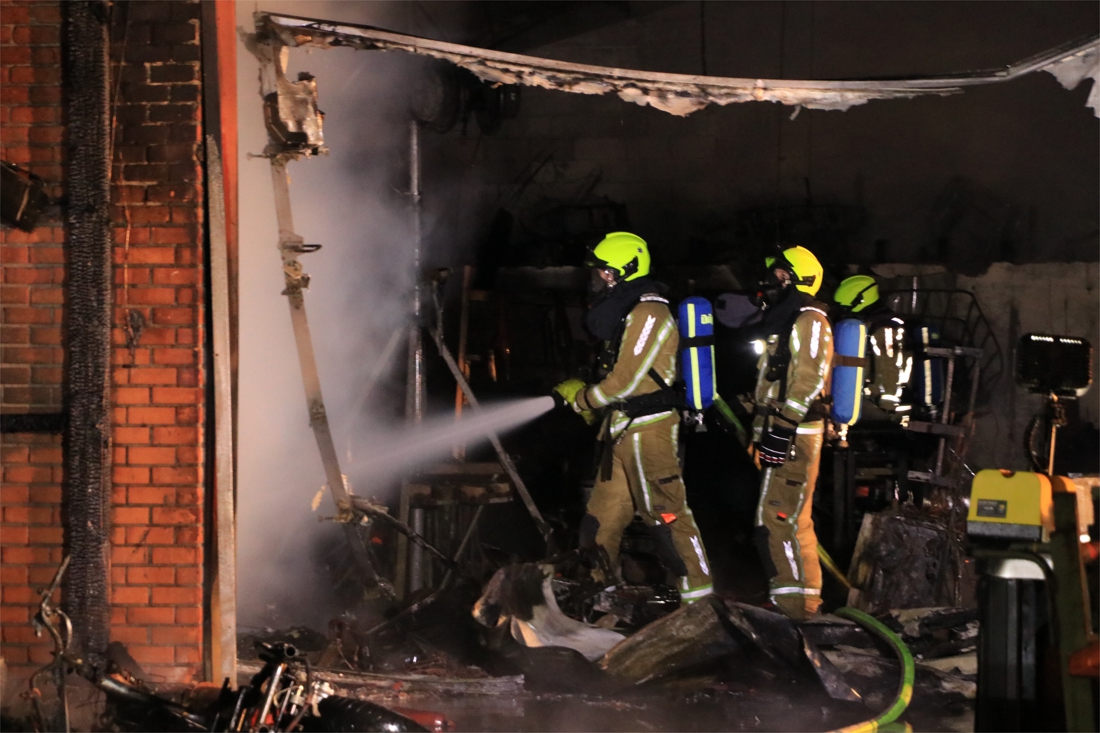Buurtbewoners uit huizen gehaald na zware loodsbrand: mogelijk asbest in het spel
