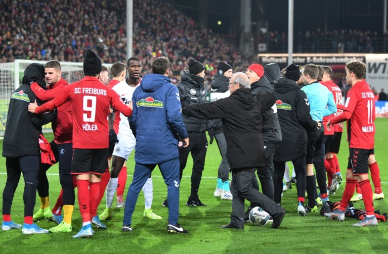 Match in Bundesliga ontaardt plots in vechtpartij: Frankfurt-aanvoerder beukt Freiburg-trainer tegen de grond
