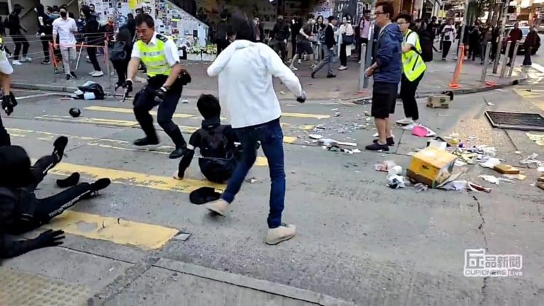 Live gestreamd op Facebook: Agent schiet betoger in de borst, protest in Hongkong dreigt opnieuw te escaleren