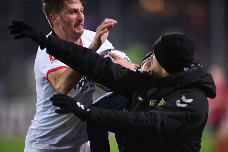 Match in Bundesliga ontaardt plots in vechtpartij: Frankfurt-aanvoerder beukt Freiburg-trainer tegen de grond