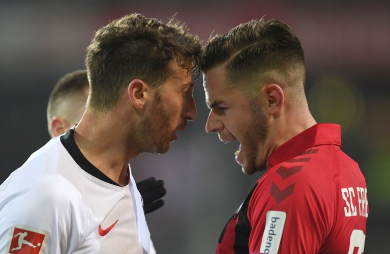 Match in Bundesliga ontaardt plots in vechtpartij: Frankfurt-aanvoerder beukt Freiburg-trainer tegen de grond