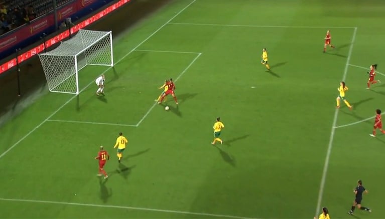 Red Flames profiteren van gigantische blunder: kandidaat voor owngoal van het jaar?