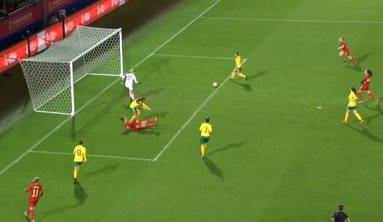 Red Flames profiteren van gigantische blunder: kandidaat voor owngoal van het jaar?