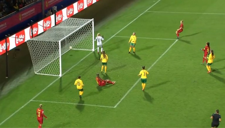 Red Flames profiteren van gigantische blunder: kandidaat voor owngoal van het jaar?