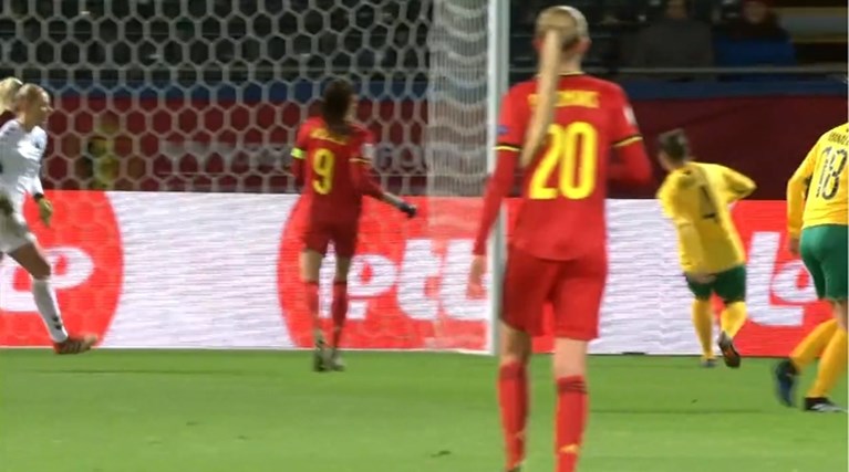 Red Flames profiteren van gigantische blunder: kandidaat voor owngoal van het jaar?