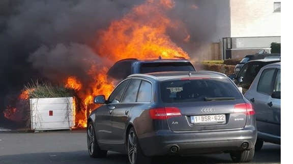 Elektrische wagen vat spontaan vuur op parking van school in Eppegem: auto onherstelbaar beschadigd