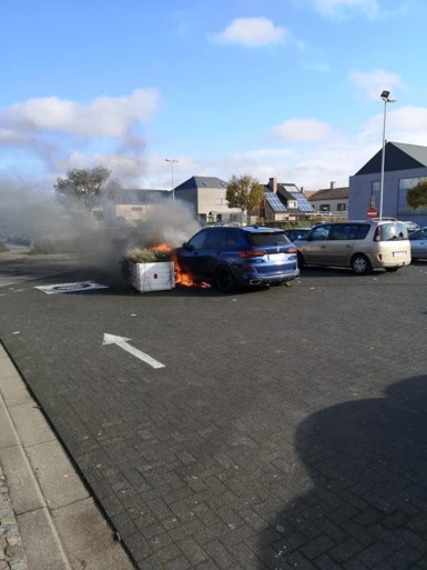 Elektrische wagen vat spontaan vuur op parking van school in Eppegem: vier wagens uitgebrand