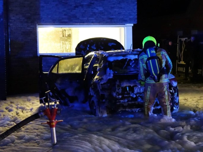 Auto volledig uitgebrand in Dokter Van de Perrestraat: vermoedelijk aangestoken