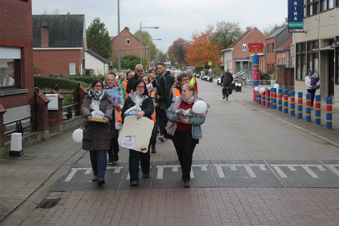 Bezorgde ouders en leerkrachten houden mars tegen afstoten gemeentescholen: “Kwaliteit zal afnemen bij ander net” - Het Nieuwsblad