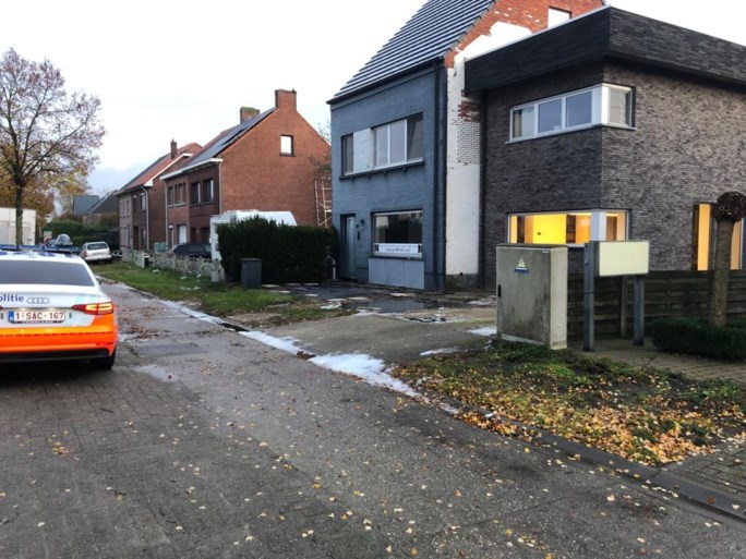 Auto volledig uitgebrand in Dokter Van de Perrestraat: vermoedelijk aangestoken
