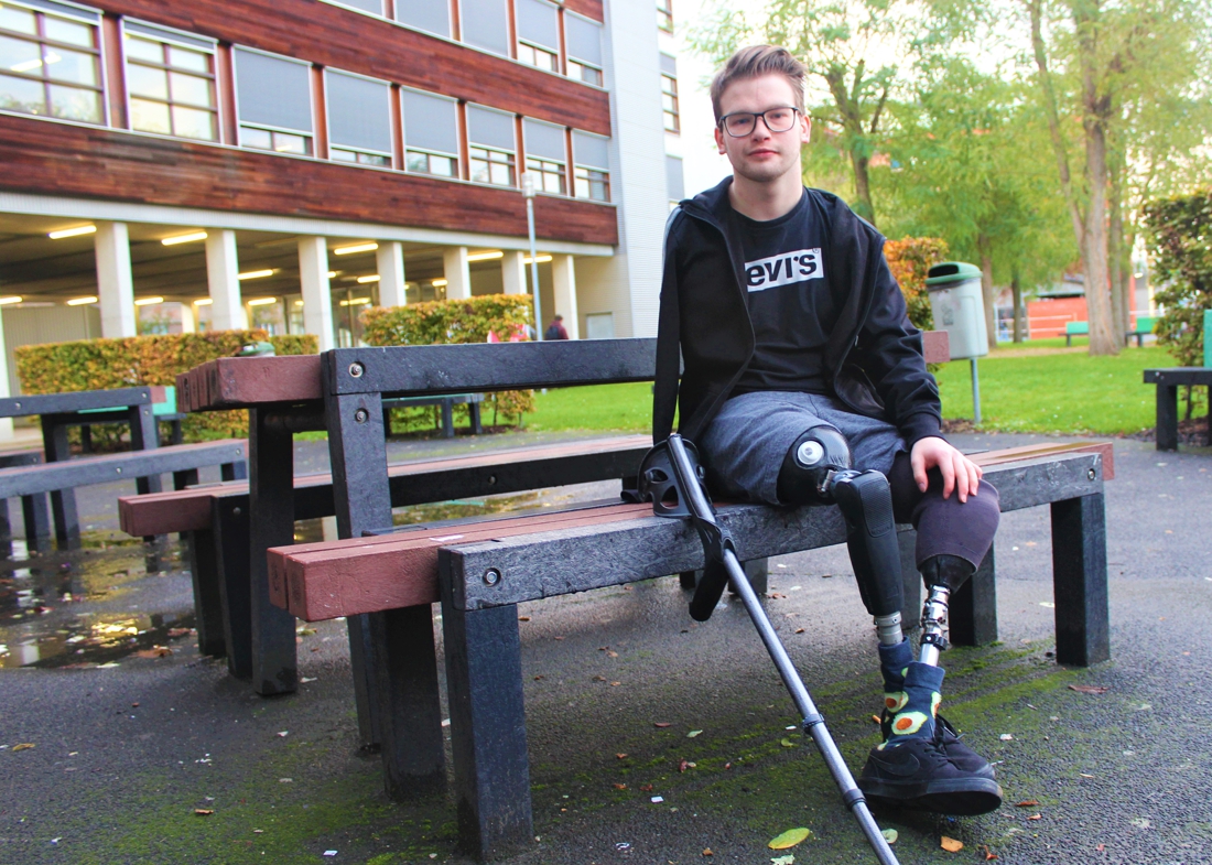 Roy (21) verloor drie ledematen bij een treinongeval, maar dat heeft hem alleen maar sterker gemaakt: “Er is altijd nog iets om voor te vechten”