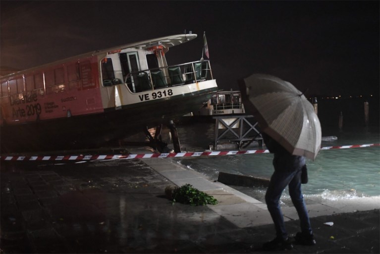 Venetië getroffen door zwaarste overstromingen in 53 jaar: man overleden, scholen blijven toe