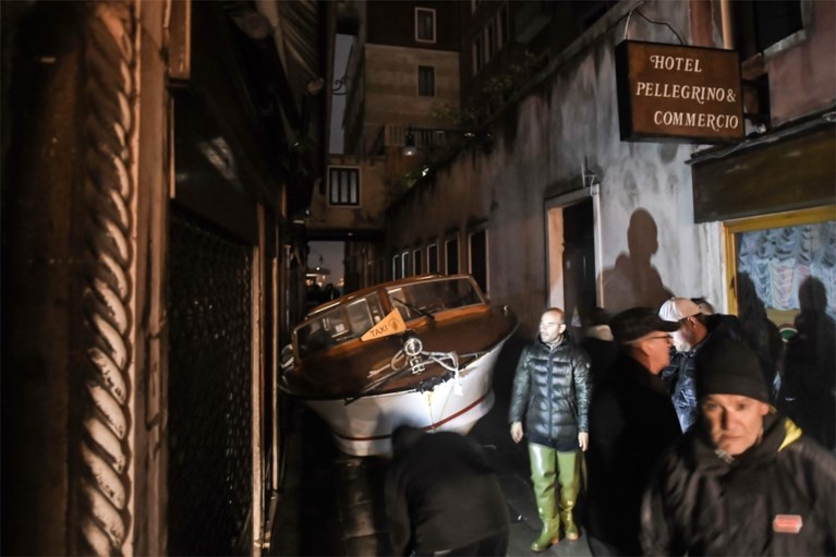 Venetië getroffen door zwaarste overstromingen in 53 jaar: man overleden, scholen blijven toe