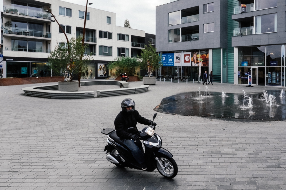 Duo steelt handtas van vrouw die dienbord wegbrengt