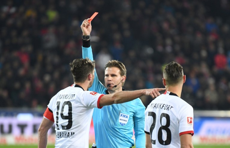 Match in Bundesliga ontaardt plots in vechtpartij: Frankfurt-aanvoerder beukt Freiburg-trainer tegen de grond