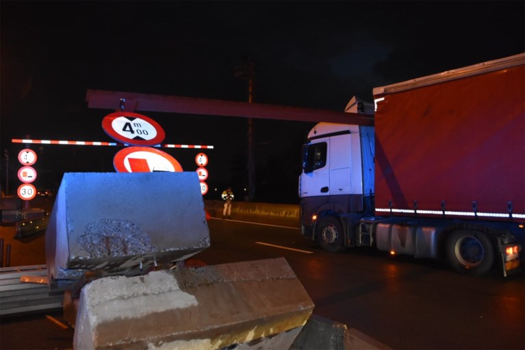 Vrachtwagen rijdt (voor zesde keer) tegen hoogtebegrenzer: grote verkeershinder op N16