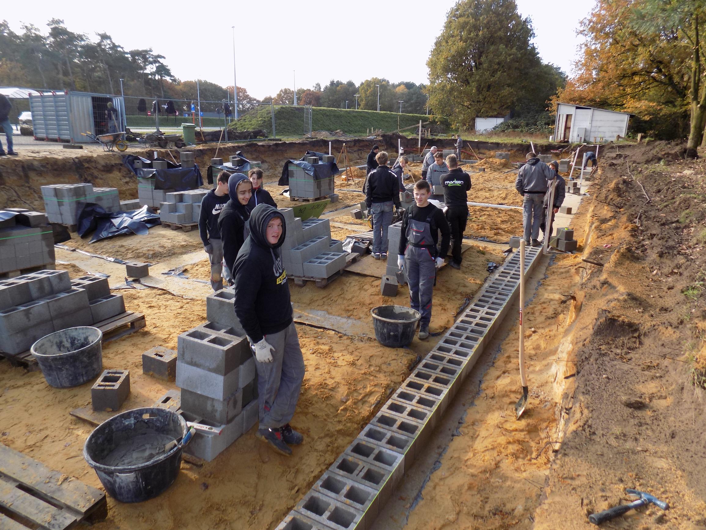 Zestienjarigen staan voor het eerst op een werf: “De betonblokken wegen wel wat, maar zo leren we het ook”