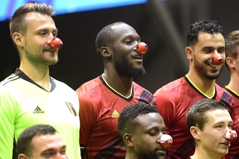 De lol droop ervan af, maar het was toch weer Michy Batshuayi die de teamfoto van de Rode Duivels ‘opfleurde’: “Bedankt jongens”