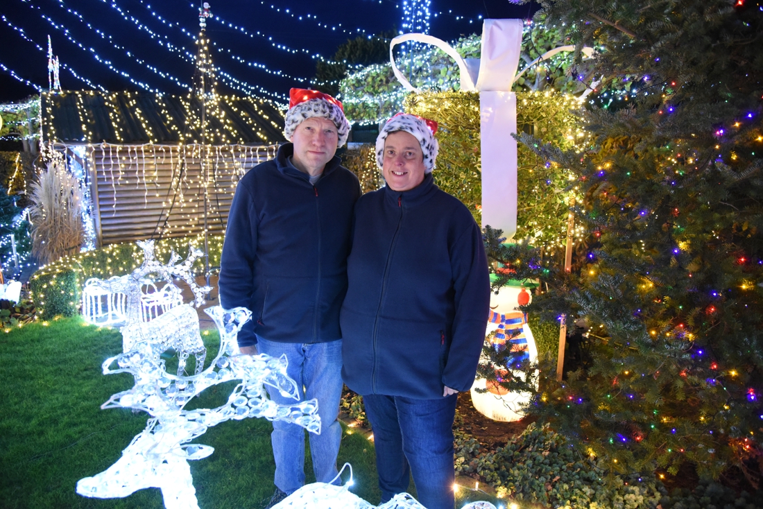 Freddy en Ria vieren kwarteeuw Kersthuisje met 114.253 lichtjes: “Soms gaat er ergens wel eentje kapot”